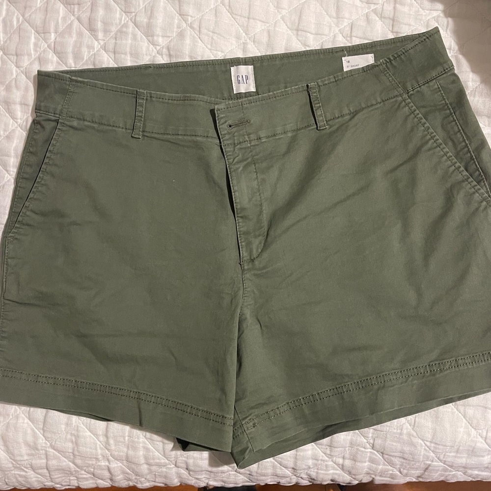 New, no tags Women’s GAP Factory Green 5 in shorts Classic Cotton Blend